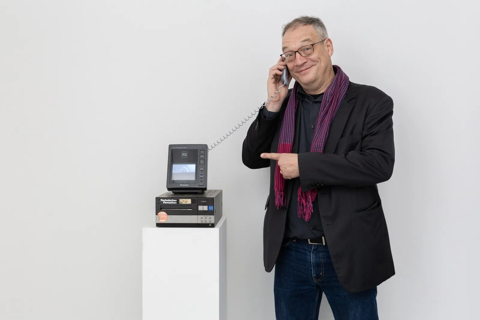 Besucher an einer Installation